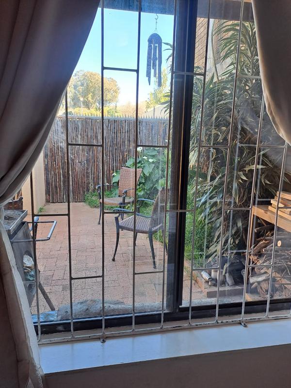 To Let 2 Bedroom Property for Rent in Loevenstein Western Cape